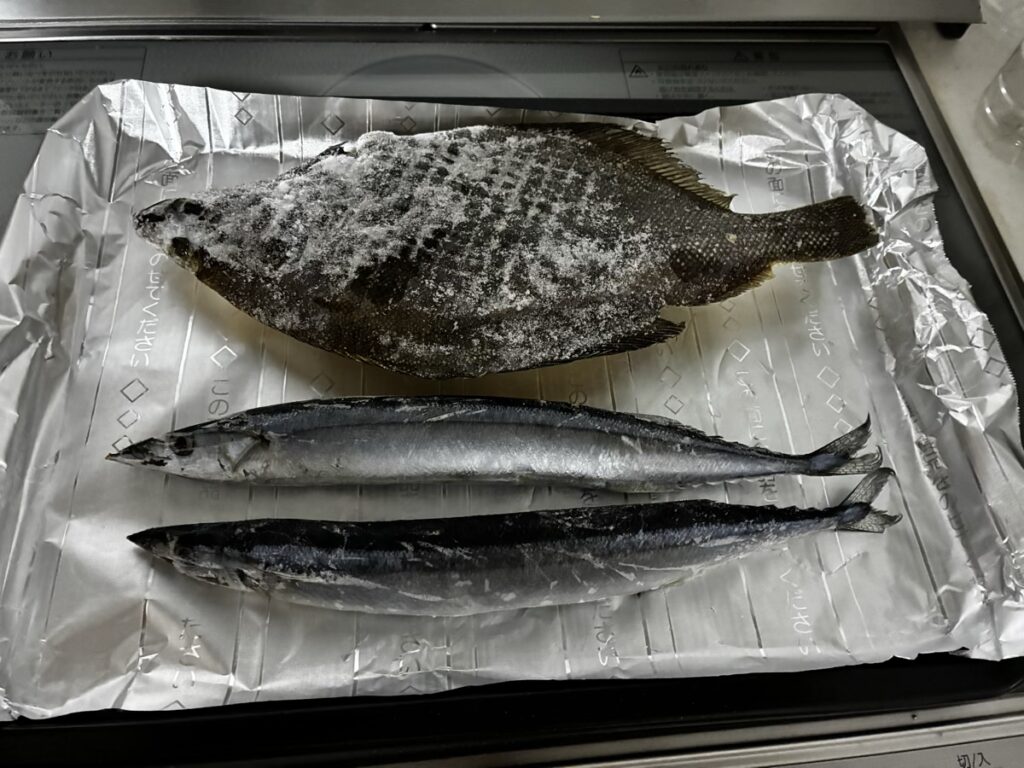 冷凍のカレイの干物とさんま