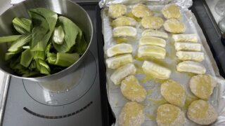 鶏カツ餃子焼く前　チンゲン菜