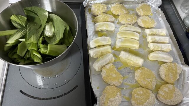 鶏カツ餃子焼く前　チンゲン菜
