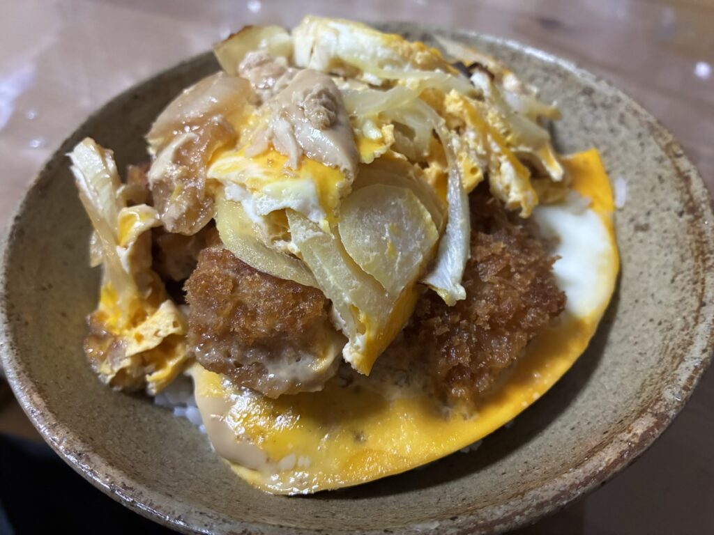器に盛り付けたカツ丼