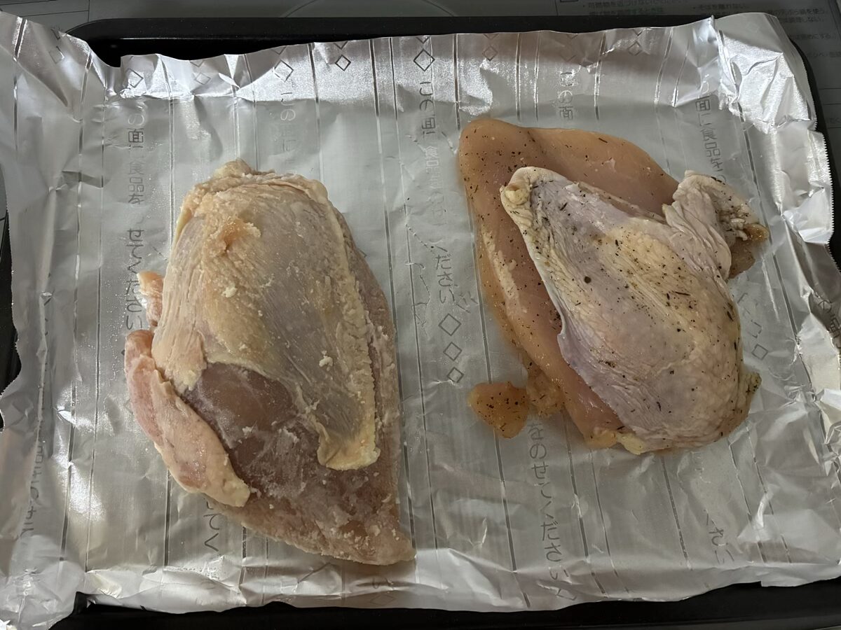 下味をまぶした胸肉2枚（左：粉塩麹、右：クレイジーソルト）