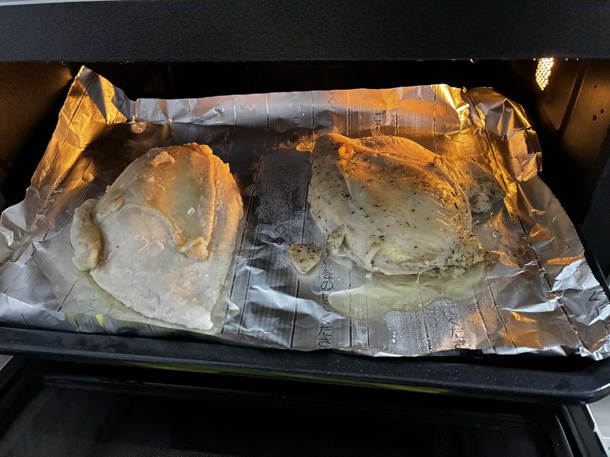 ヘルシオ庫内で調理中のサラダチキン2枚
