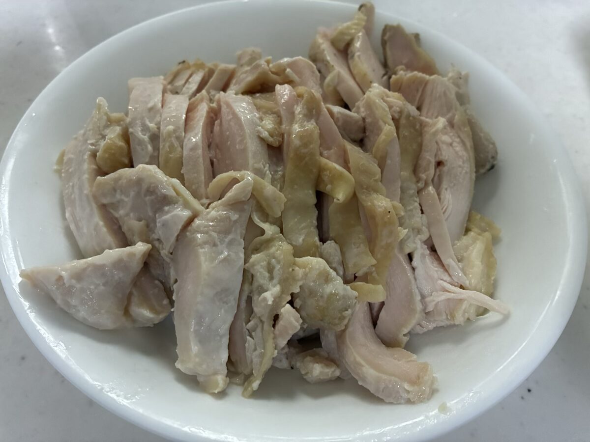 ほぐして皿に盛ったサラダチキン