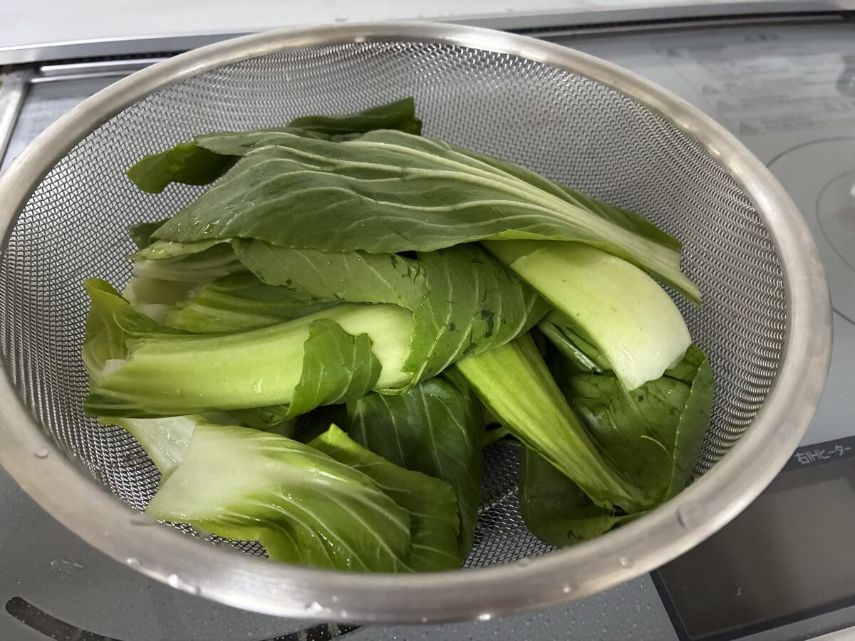 ザルに入れたチンゲン菜