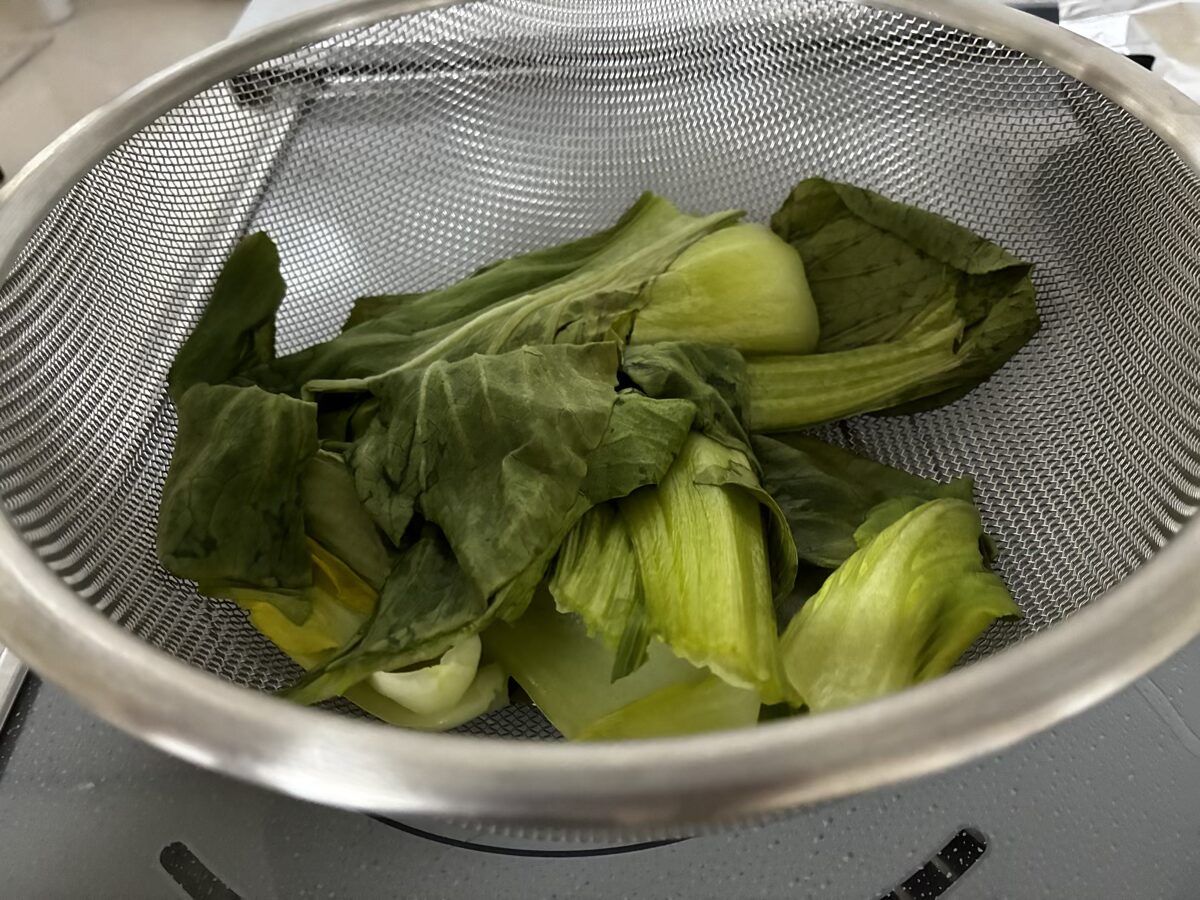 蒸し上がったチンゲン菜 しんなりしつつ軸はシャキ残り