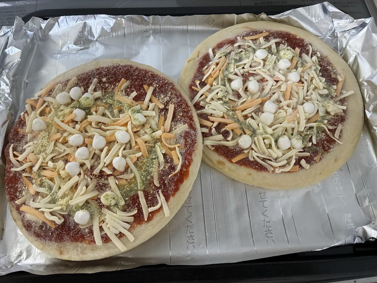 焼く前の冷凍ピザ2枚