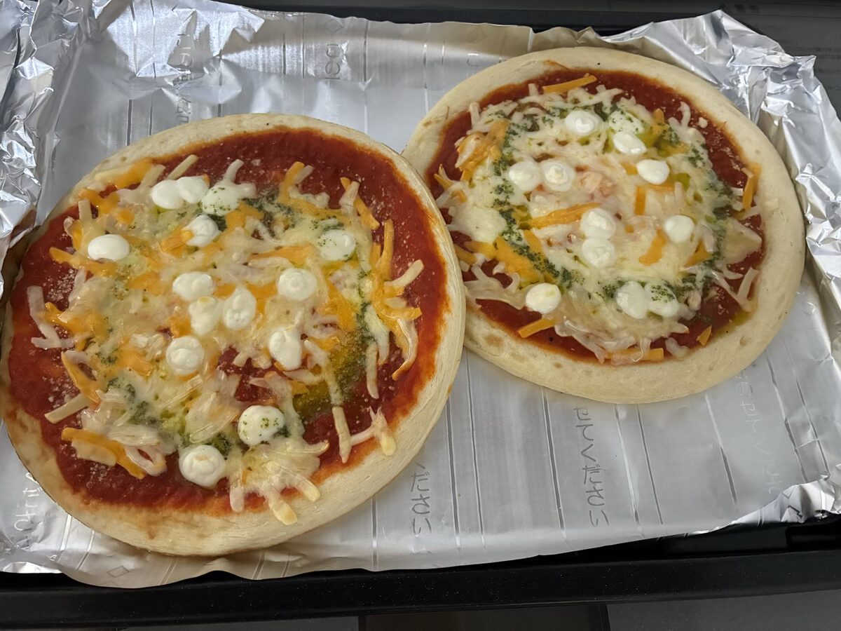 焼き上がった冷凍ピザ