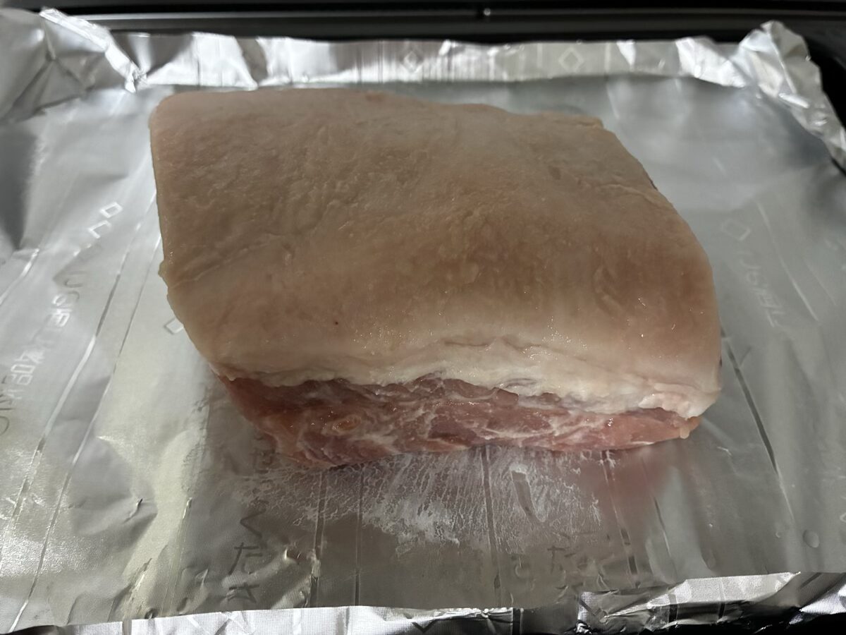 皮を上にして角皿に投入した豚ロースかたまり肉