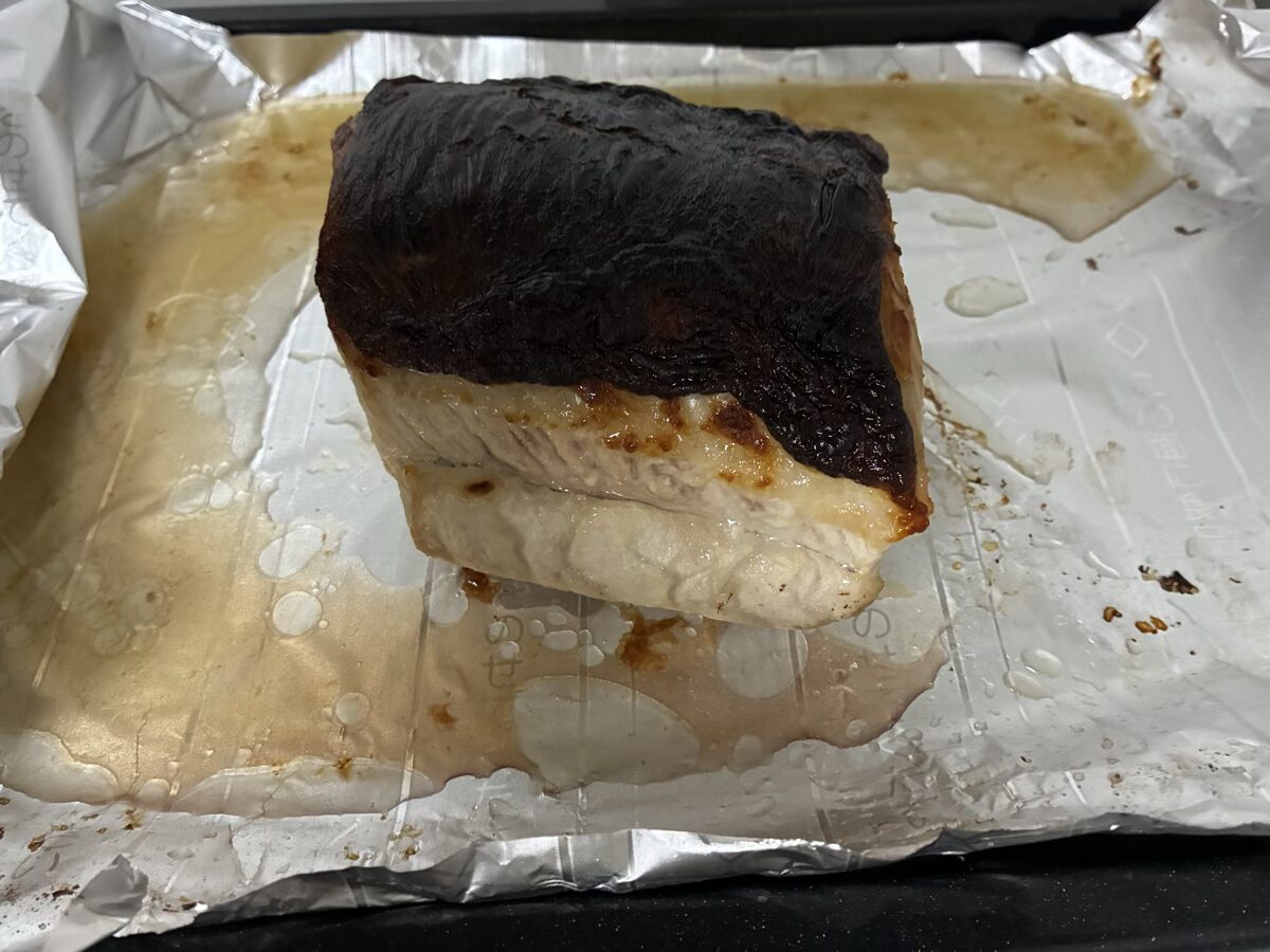 調理後の豚ロースかたまり肉。皮が真っ黒に焦げている