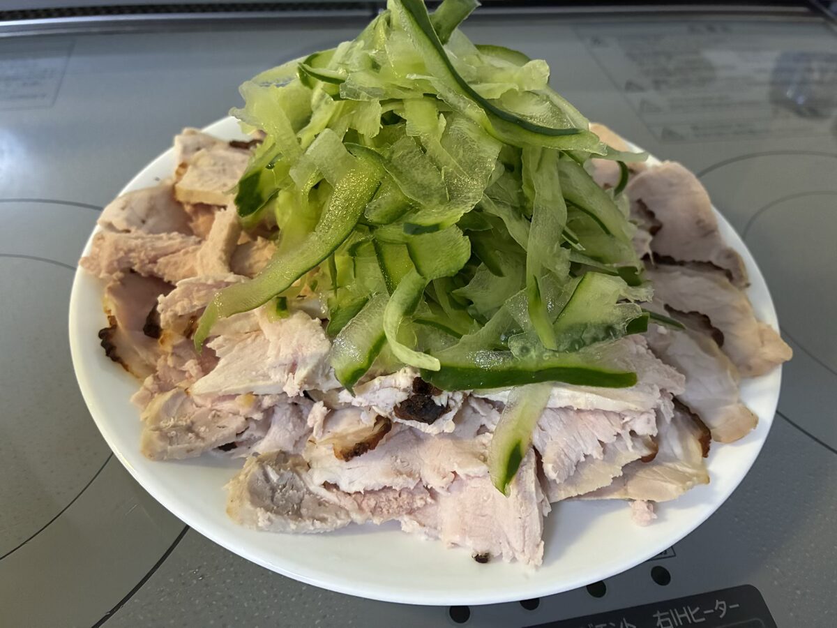 薄くスライスした豚ロースとピーラーきゅうりの雲白肉盛り付け