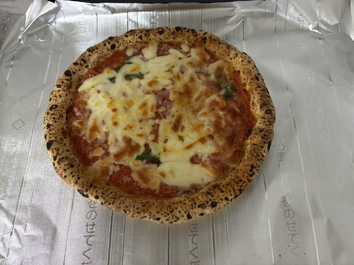 ヘルシオで焼き上がった金のマルゲリータ。チーズに焼き色がついている。