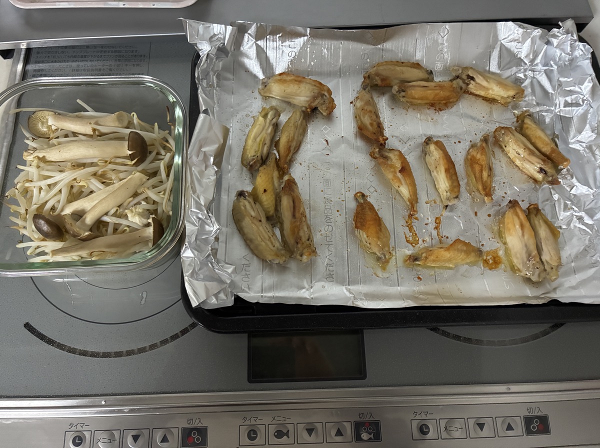 調理後の手羽中ともやしきのこ