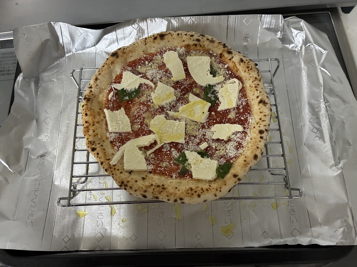 網に乗った状態で撮影した焼き上がりのピザ