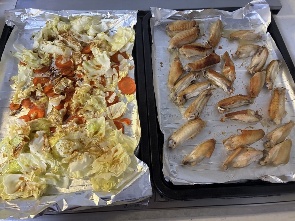 焼き上がった手羽中とキャベツ炒め