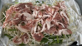 ヘルシオの角皿にもやし・にら・冷凍豚コマを並べた下ごしらえ