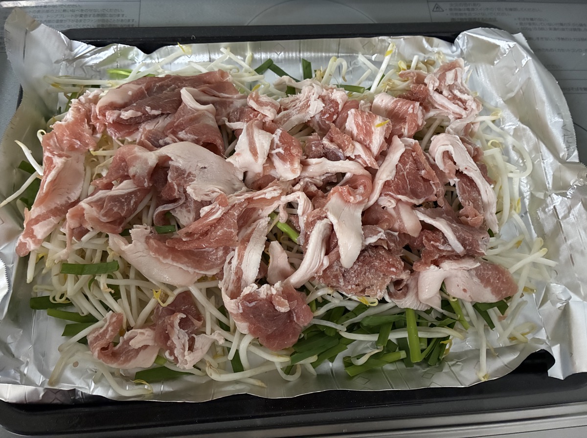ヘルシオの角皿にもやし・にら・冷凍豚コマを並べた下ごしらえ