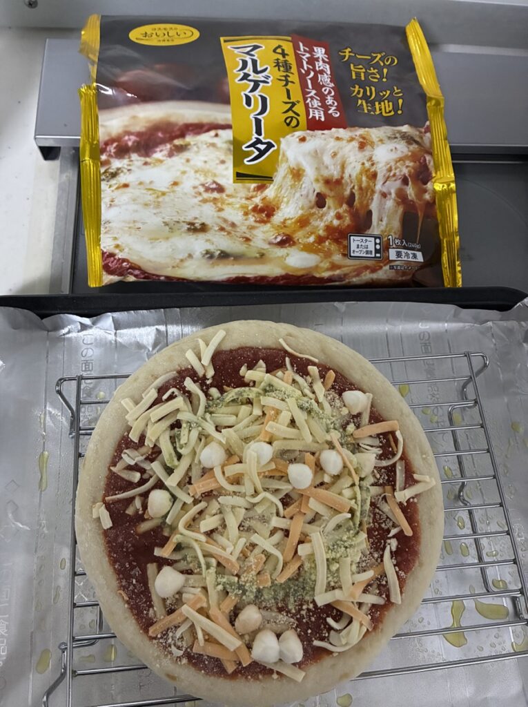 コスモスの冷凍マルゲリータと、トッピングを乗せた生地