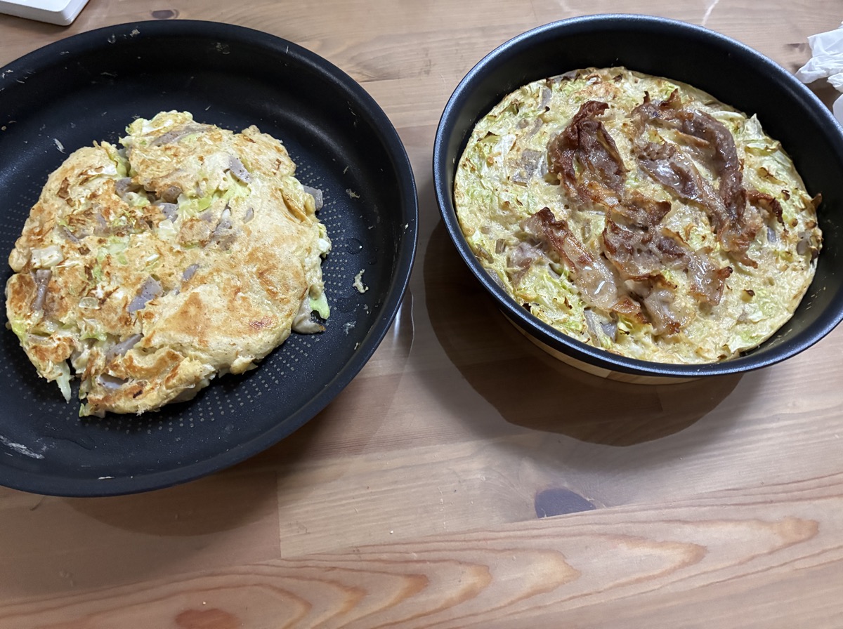 ヘルシオとフライパンで焼いたお好み焼きの比較写真