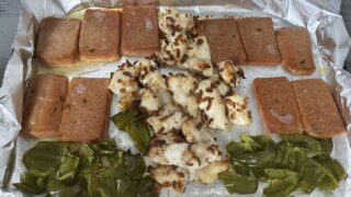 ヘルシオ「焼く」おまかせで焼き上がったスパムと鶏むね、ピーマン