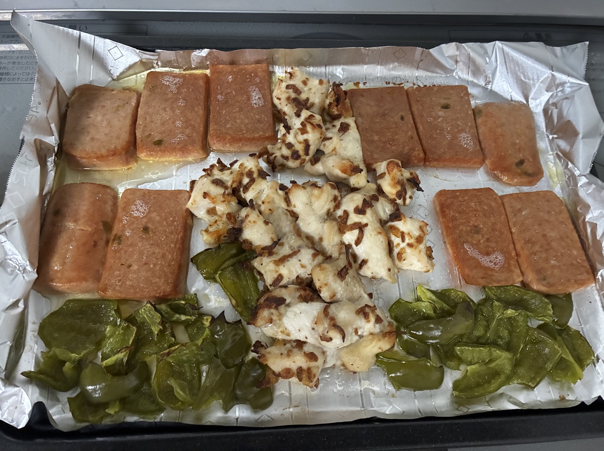 ヘルシオ「焼く」おまかせで焼き上がったスパムと鶏むね、ピーマン