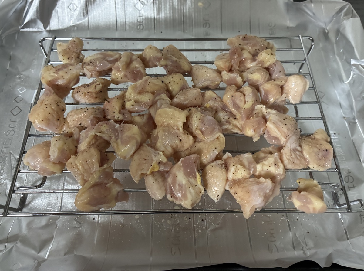 下処理を終えて塩コショウしたぼんじり