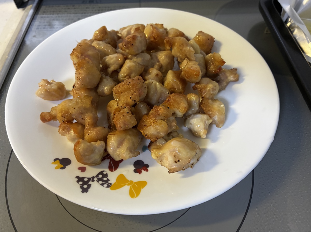 皿に盛り付けたぼんじりの網焼き