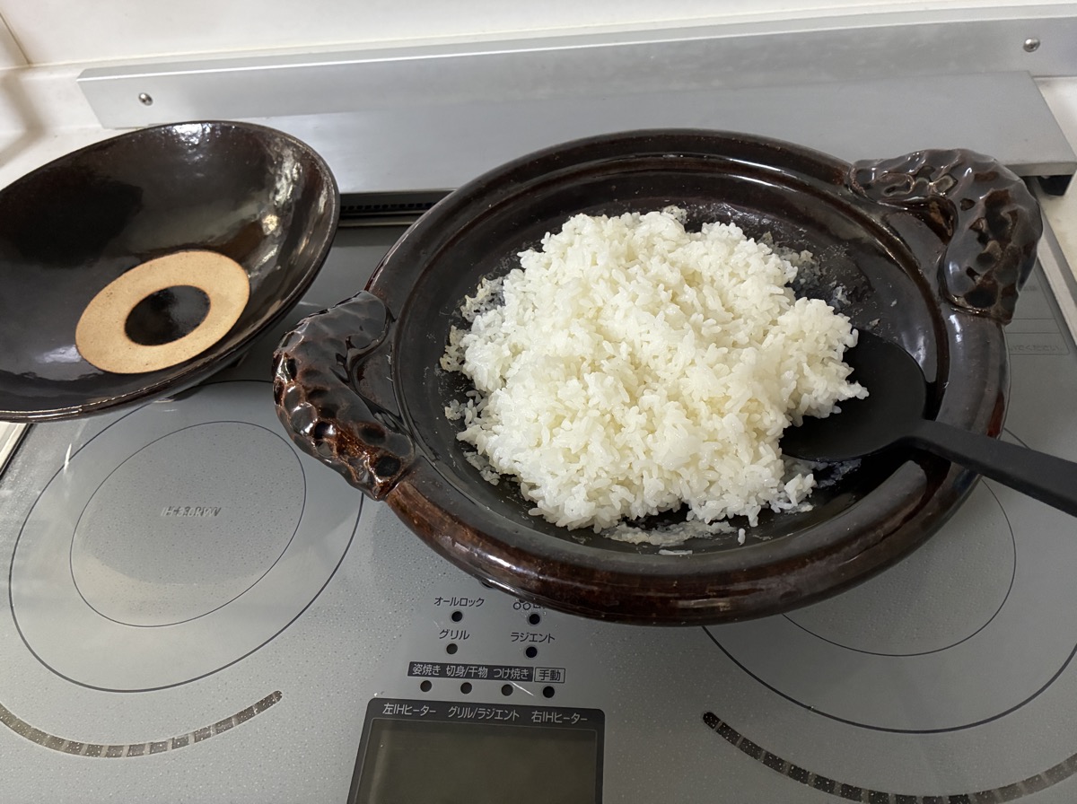 炊き上がった白いご飯をしゃもじで混ぜている様子