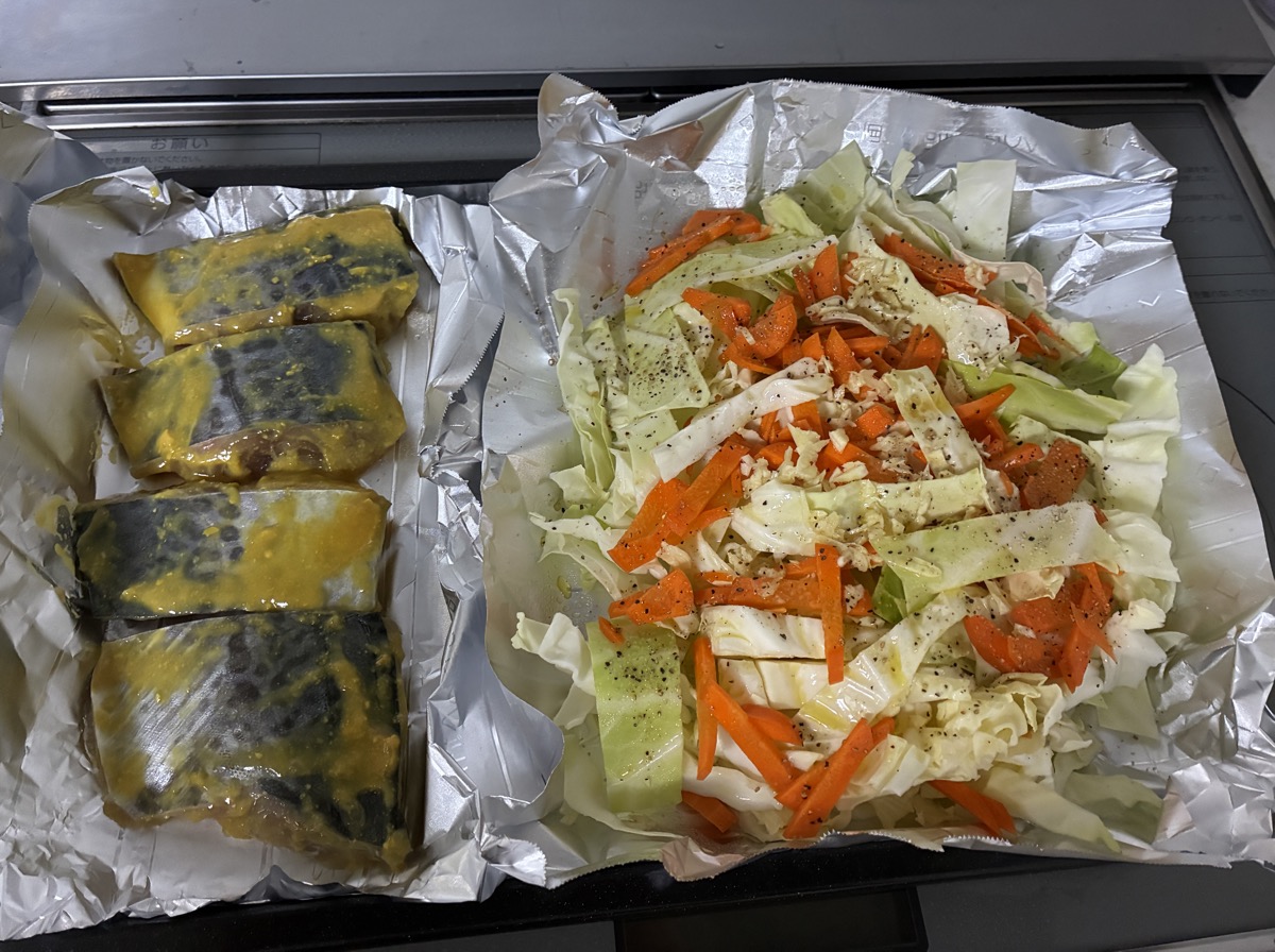 さわらの西京焼きと野菜炒めを焼く前、ヘルシオにセットしたところ