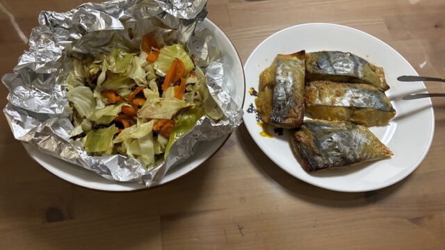 焼き上がったさわらの西京焼きと野菜炒め