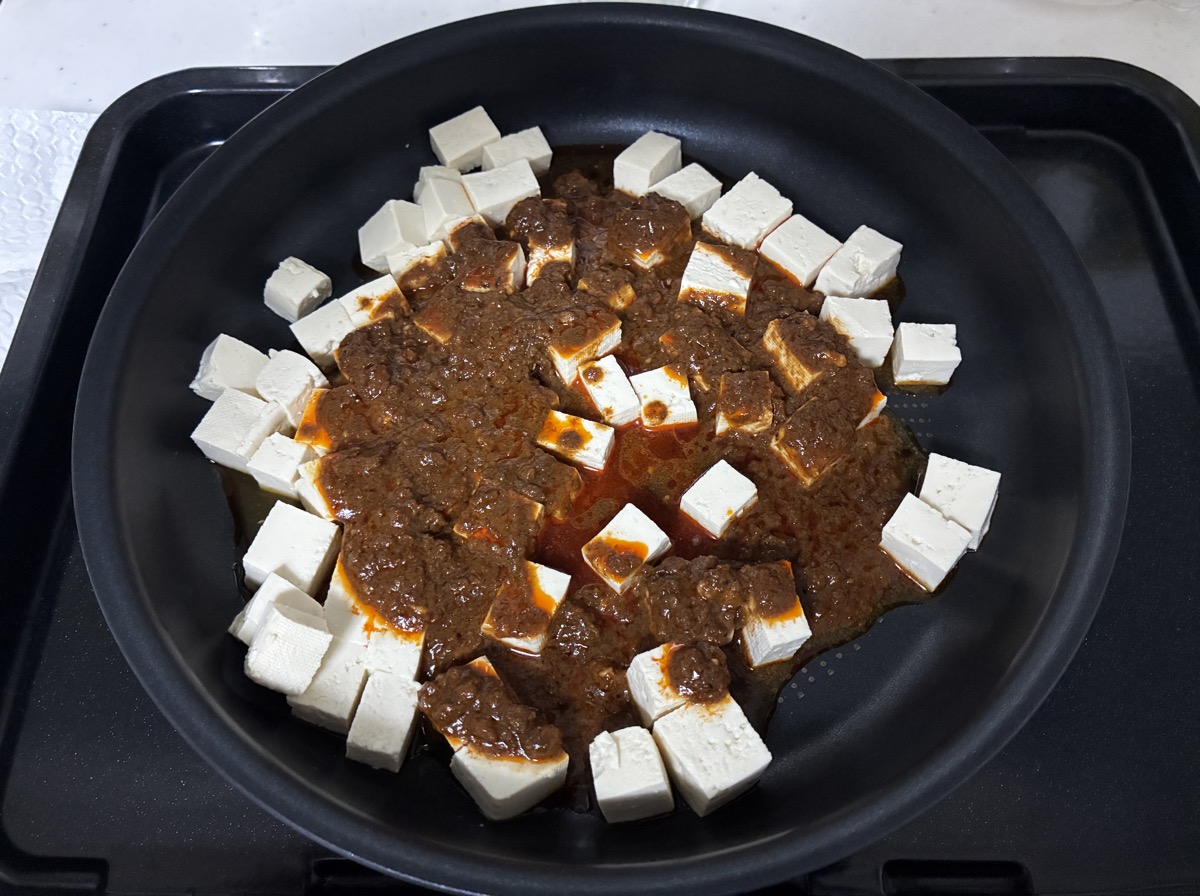 加熱前の豆腐と麻婆の素