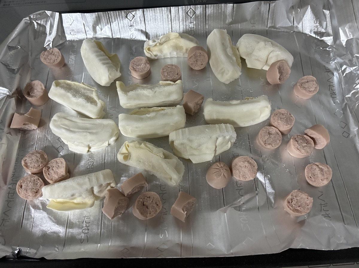 ニッスイの魚肉ソーセージとコスモスの冷凍餃子を鉄板に並べたところ