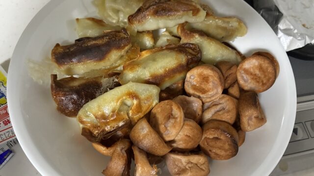 ヘルシオで焼き上がった餃子と魚肉ソーセージを皿に盛り付けたところ