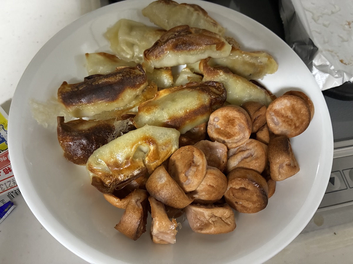 ヘルシオで焼き上がった餃子と魚肉ソーセージを皿に盛り付けたところ