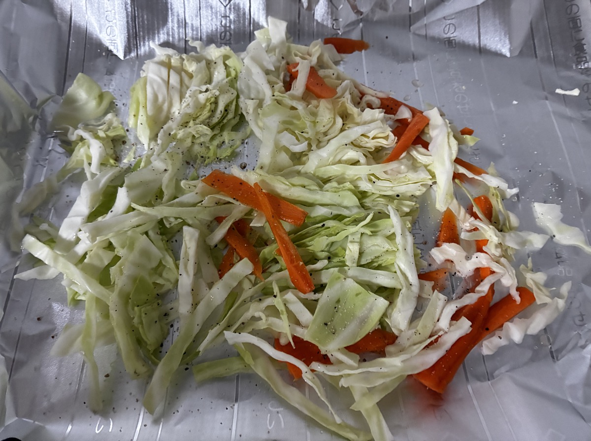 キャベツとにんじんを刻んで塩胡椒したところ
