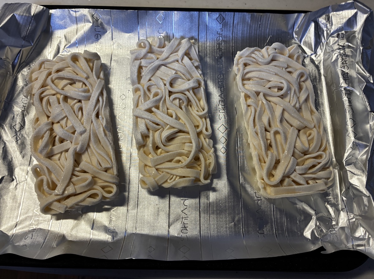 業務スーパーの冷凍きしめん3玉をトレーに並べたところ