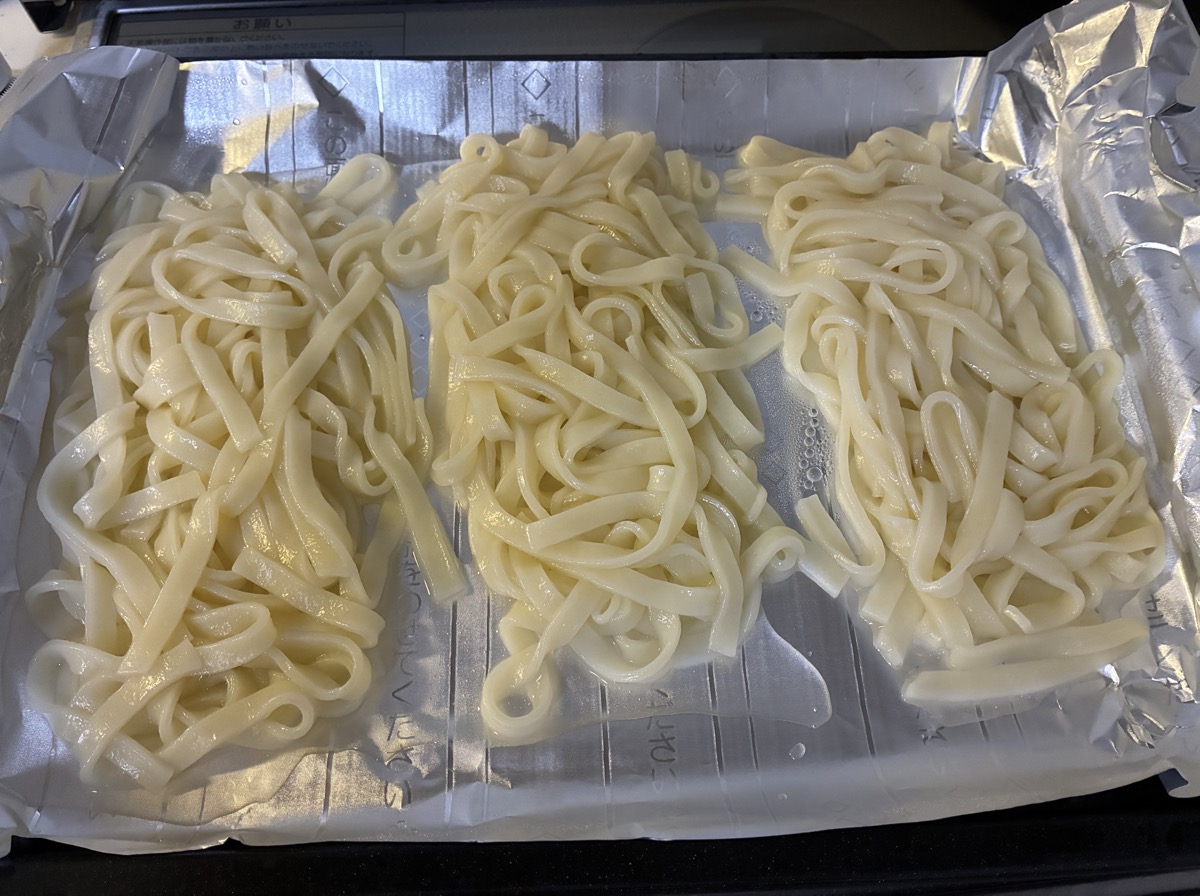 ヘルシオで蒸し上がった冷凍きしめん3玉