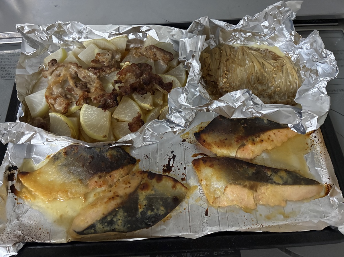 ヘルシオで同時に焼き上がった豚こまと大根、えのき、鮭の西京焼き