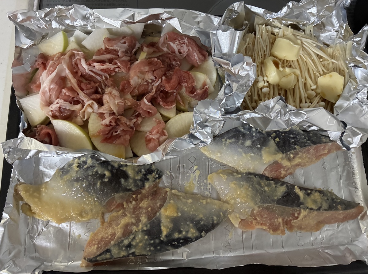 ヘルシオに入れる前の豚こまと大根、えのき、鮭の西京焼き