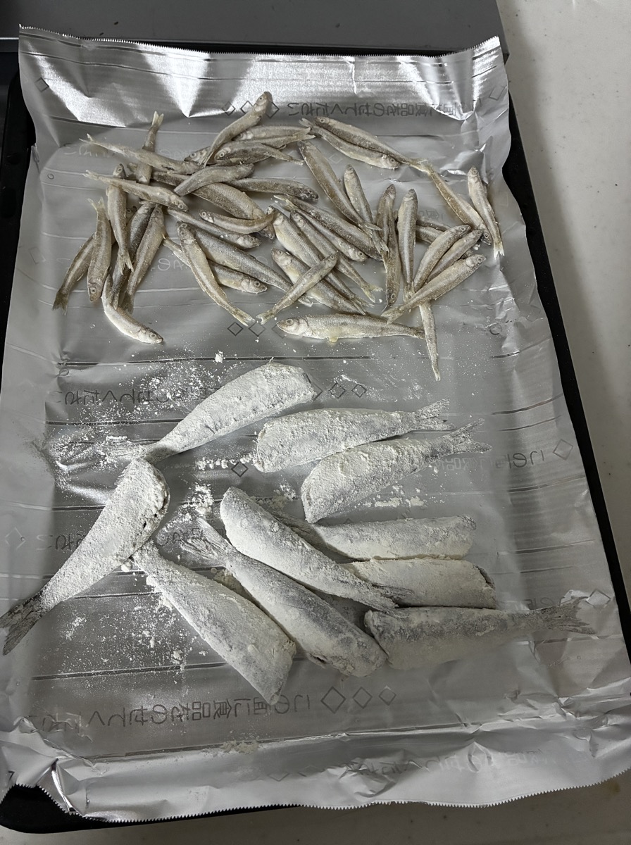 小麦粉をまぶしたワカサギとイワシ