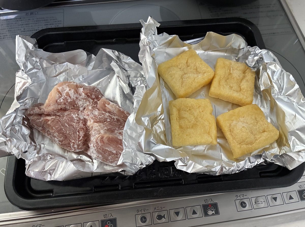 冷凍のもも肉と冷凍油揚げ凍ったままヘルシオにセットしたところ