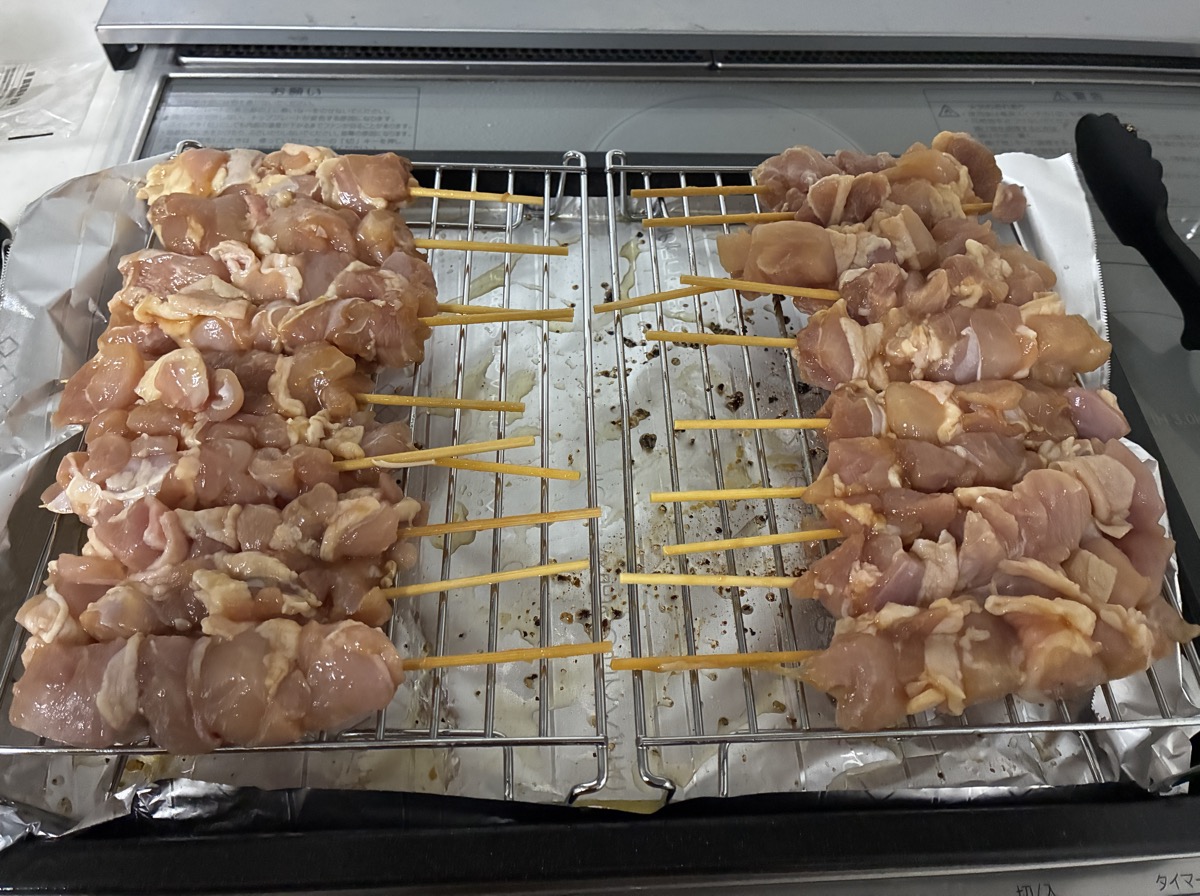串打ち済みの生の鶏肉をヘルシオの天板に並べたところ