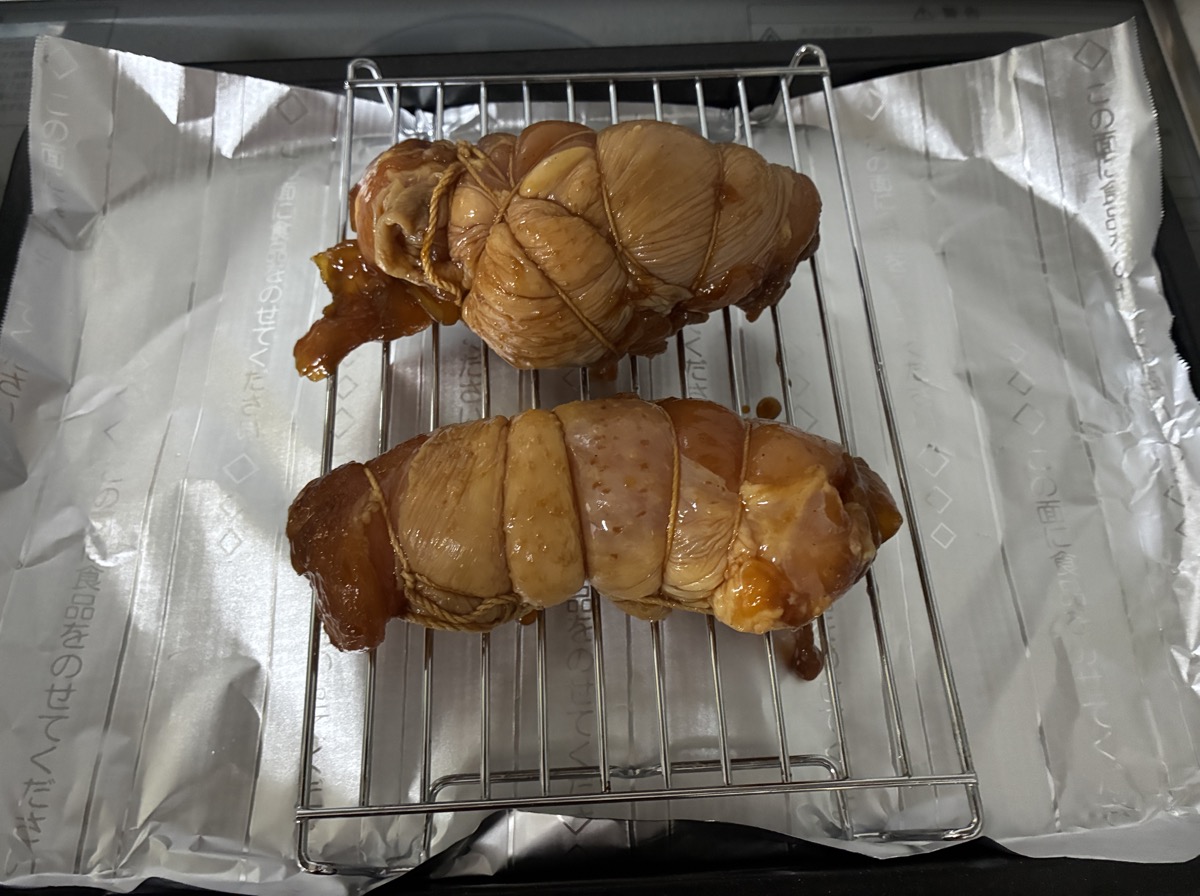 タコ糸で縛った鶏胸肉をヘルシオに入れた状態