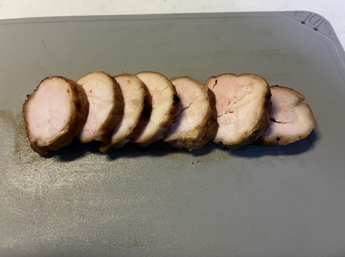厚めに切った鶏チャーシューの断面